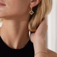 עגילי טורמלין ירוק Floréa Tourmaline על האוזן עם יהלומי מעבדה