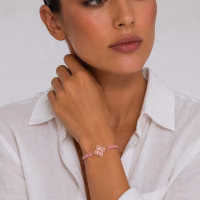 צמיד Floréa Morganite Pink על היד צמיד Floréa Morganite Pink עם אבני מורגנייט ויהלומי מעבדה על היד