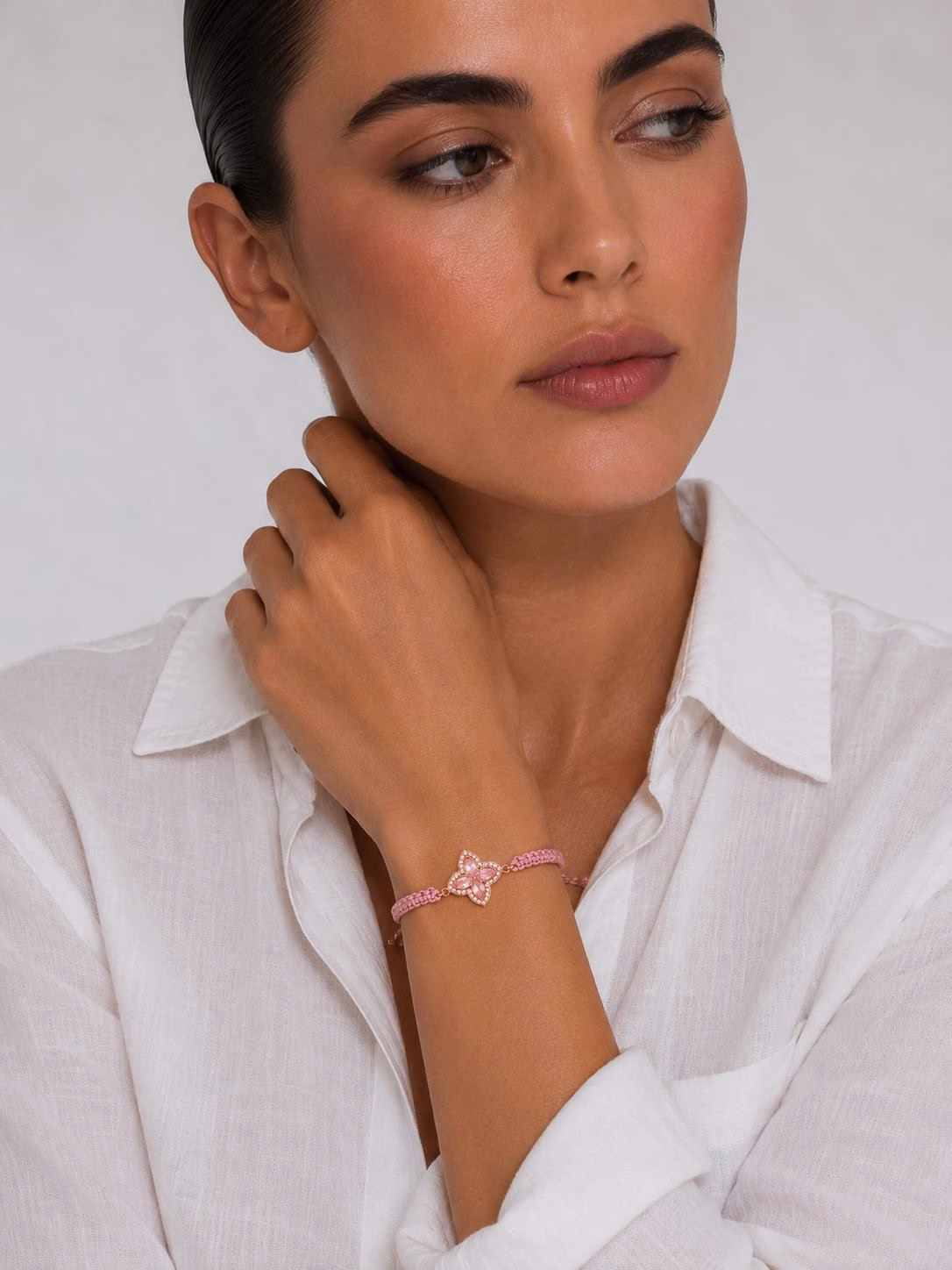 צמיד Floréa Morganite Pink על היד צמיד Floréa Morganite Pink עם אבני מורגנייט ויהלומי מעבדה על היד